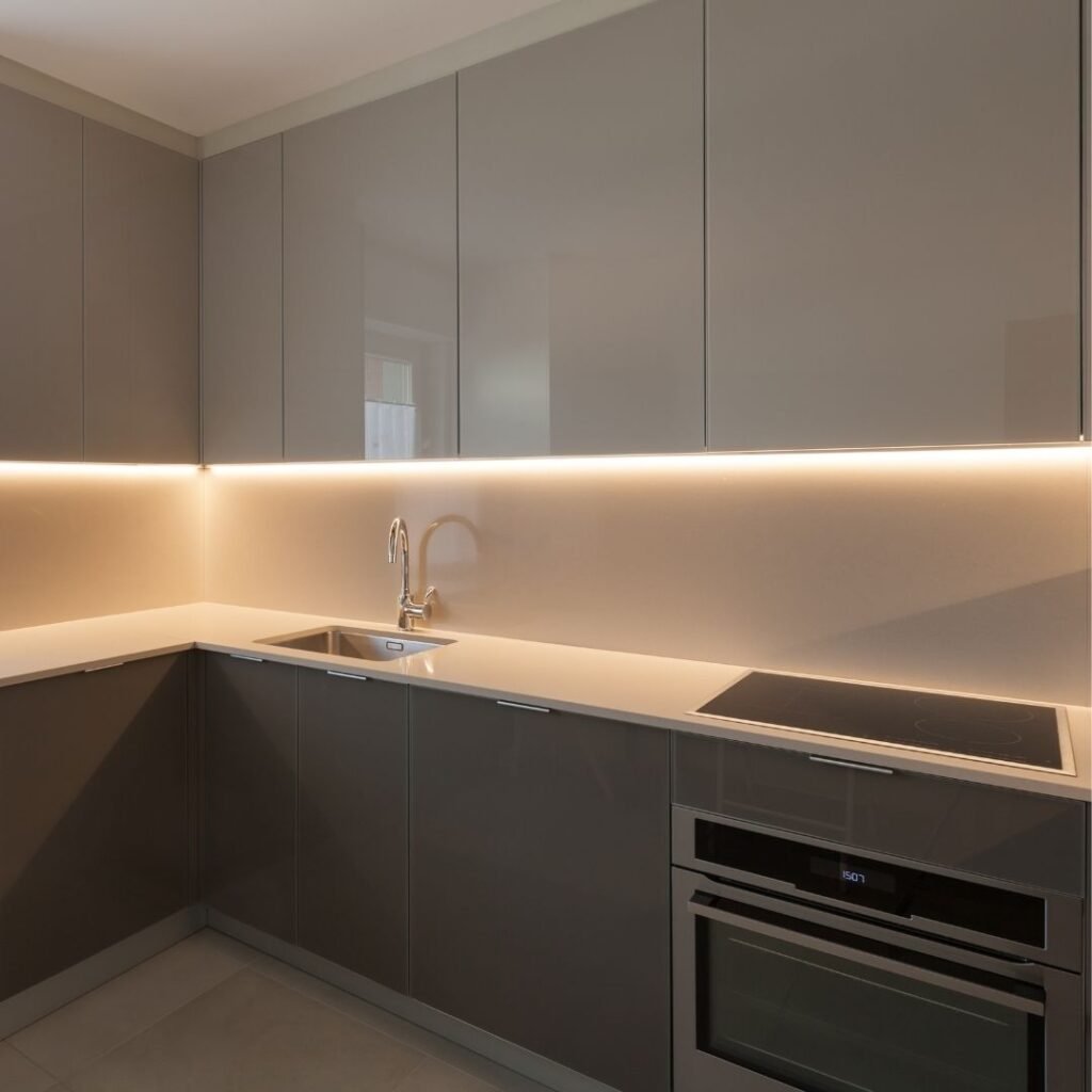 Gri lake dolaplı, tezgah altı şerit LED aydınlatmalı modern mutfak renovasyon ve iç mimari uygulama detayı