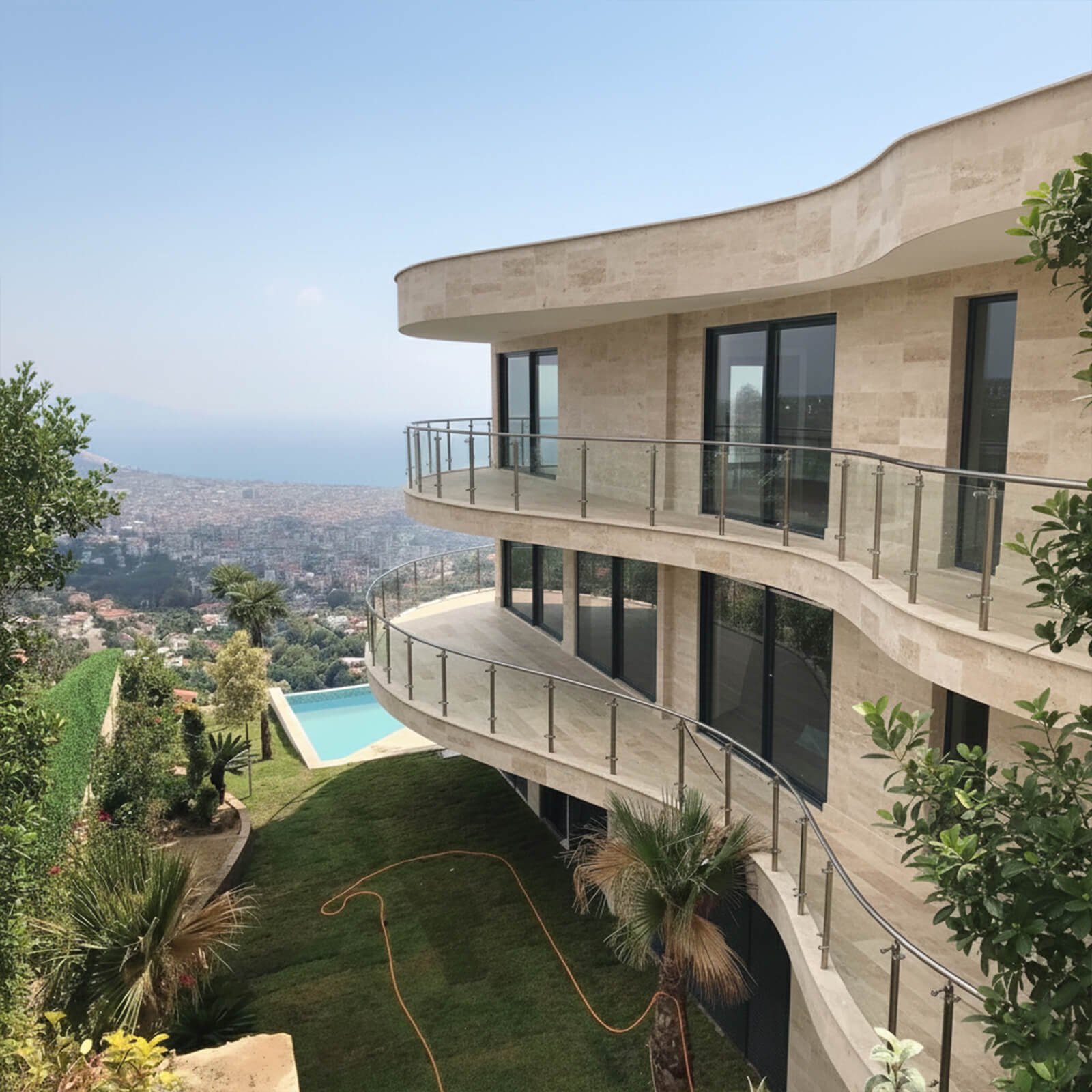Traverten doğal taş kaplama kavisli balkonlu lüks villa dış cephe uygulaması.